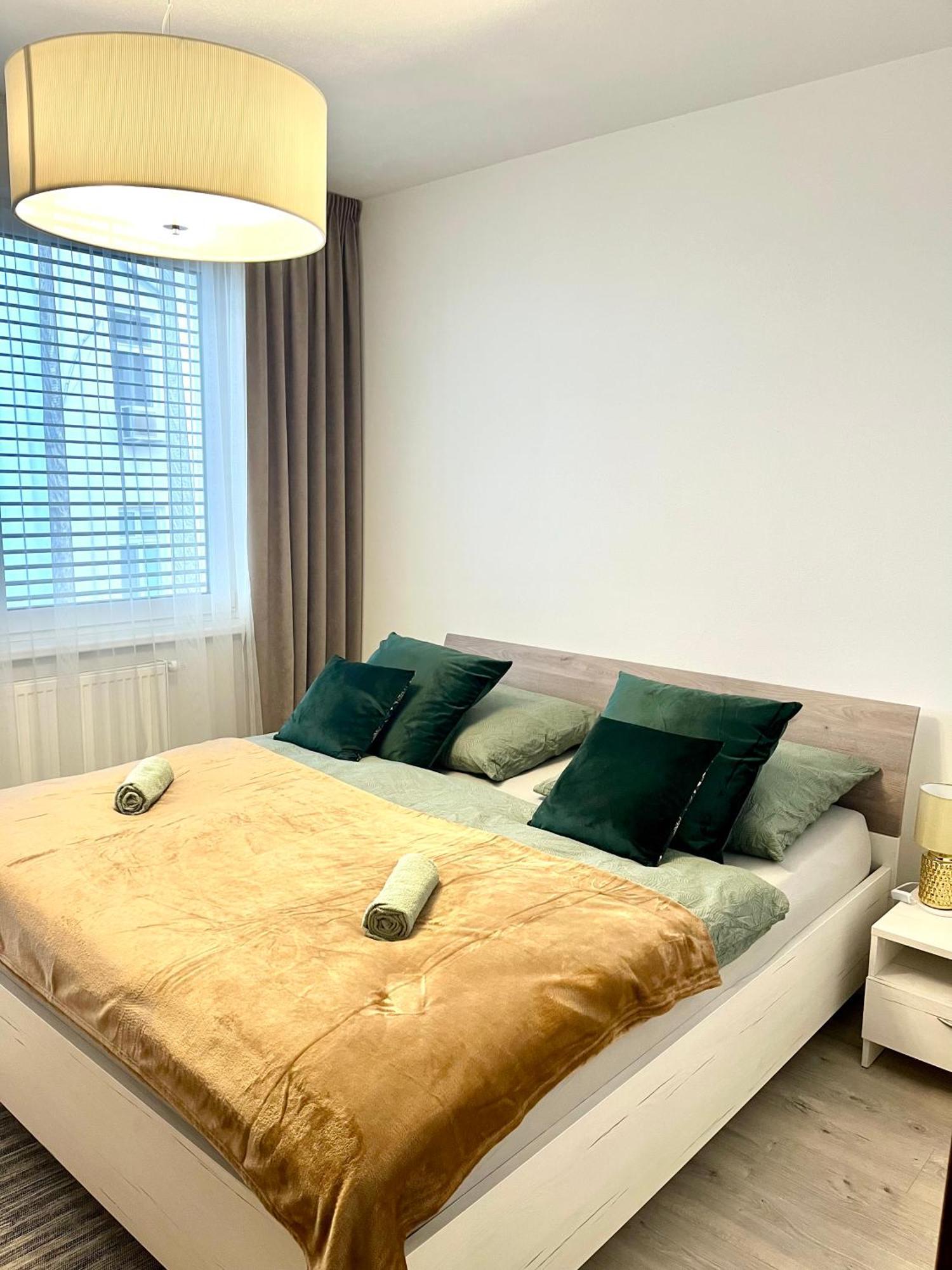 The Elite Suite II Downtown Ac & Garage Parking Братислава Экстерьер фото